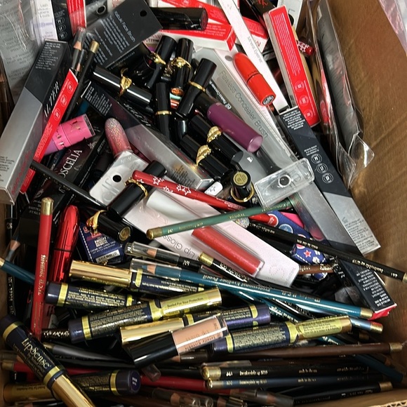 HOT LIPS lot of 5 assorted MYSTERY makeup totally kissable lipstick gloss - Picture 6 of 7